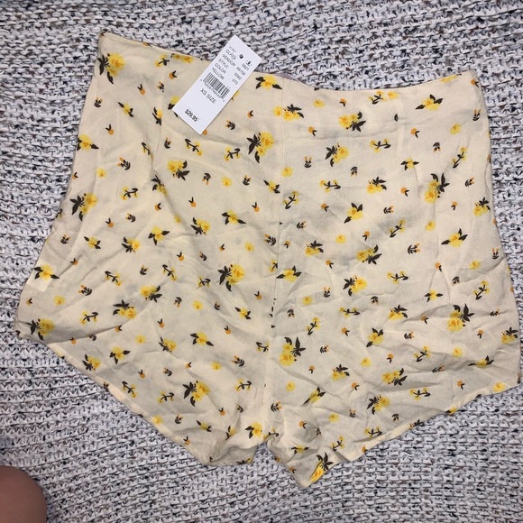 NWT Pacsun Yellow Floral Tie Shorts - Picture 4 of 4